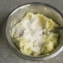 Насыпаем пшеничную муку