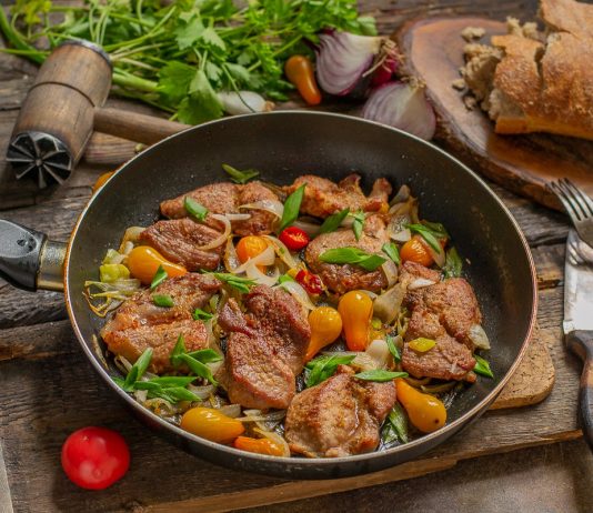 Пикантная жареная свинина с луком и черри