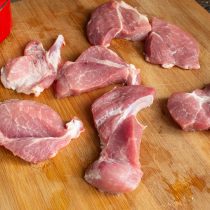 Нарезаем свинину и обсушиваем куски бумажным полотенцем