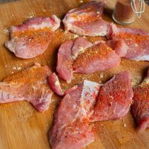 Втираем специи, после чего поливаем мясо оливковым маслом, перемешиваем