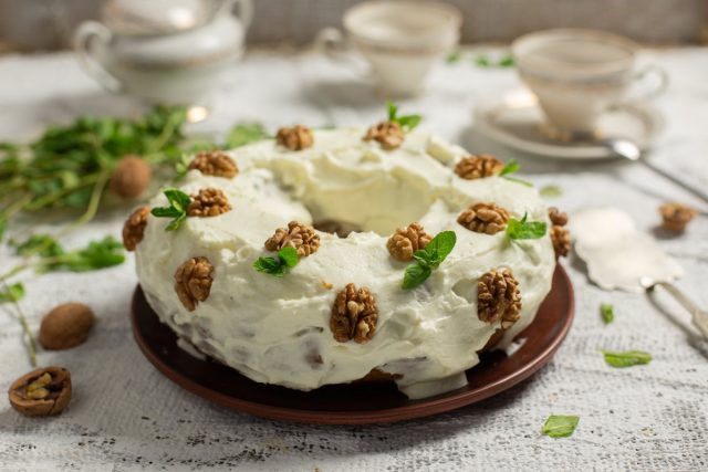 Простой морковный торт с грецкими орехами