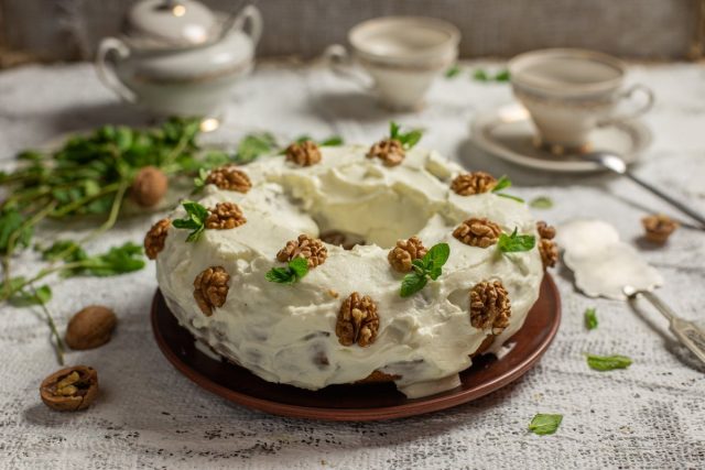 Простой морковный торт с грецкими орехами
