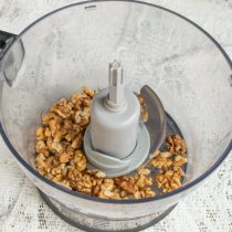 Измельчаем орехи