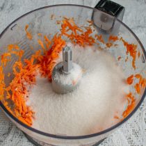 Добавляем мелкий белый сахарный песок