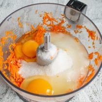 Разбиваем в чашу крупные куриные яйца, насыпаем щепотку соли