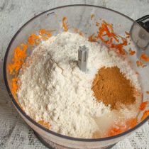 Насыпаем муку, молотую корицу и разрыхлитель теста