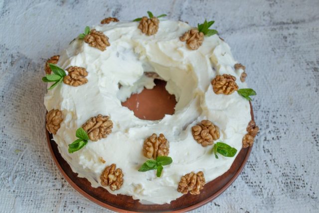 Украшаем морковный торт орешками и ставим в холодильник. Готово!