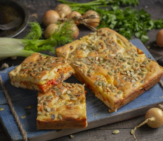 Простой рыбный пирог со скумбрией и картошкой