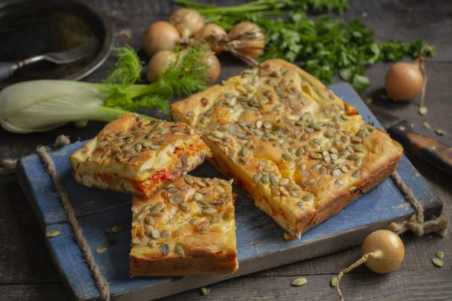 Простой рыбный пирог со скумбрией и картошкой