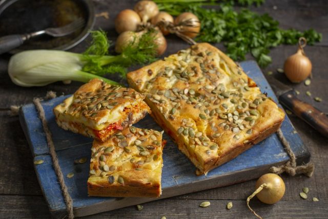 Простой рыбный пирог со скумбрией и картошкой