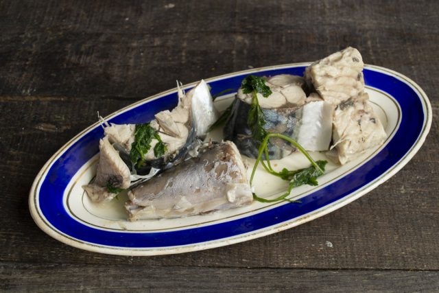Разделываем рыбу, отвариваем и отделяем мясо от костей