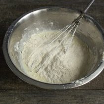 Просеиваем в миску пшеничную муку