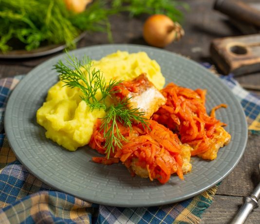 Рыба под маринадом из моркови и лука с картофельным пюре
