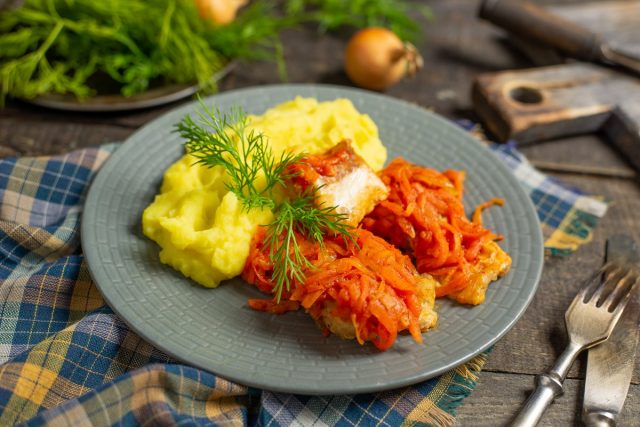 Рыба под маринадом из моркови и лука с картофельным пюре Рыба под маринадом из моркови и лука с картофельным пюре