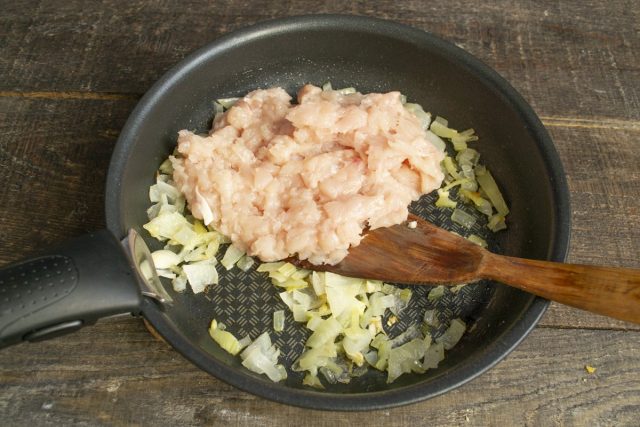 Добавляем мясо к обжаренному луку, разминаем лопаткой