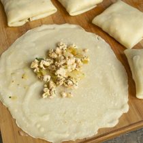 В центр блинчика кладём 2 столовые ложки мясной начинки, сворачиваем конвертиком