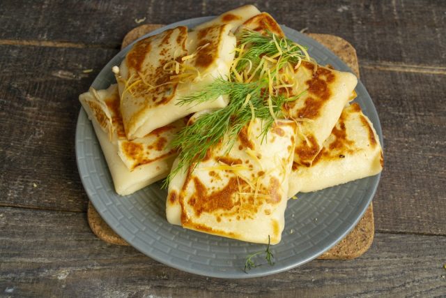 Тонкие блинчики с курицей готовы