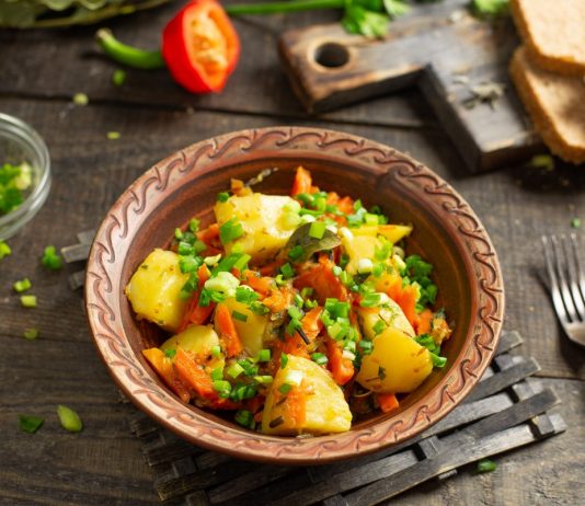 Тушеный картофель с морковью и луком — просто и вкусно - Рецепты Тушеный картофель с морковью и луком — просто и вкусно