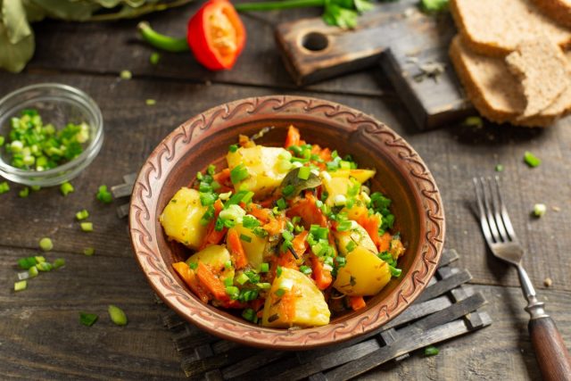 Тушеный картофель с морковью и луком — просто и вкусно Тушеный картофель с морковью и луком — просто и вкусно