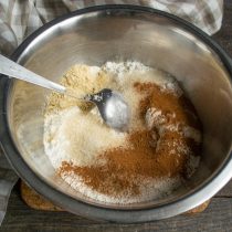 Насыпаем имбирный порошок, молотую корицу и тростниковый сахар Насыпаем имбирный порошок, молотую корицу и тростниковый сахар