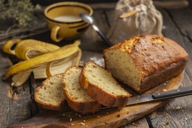 Вкусный банановый хлеб с миндальными лепестками