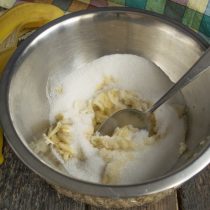 Насыпаем в миску с фруктами сахарный песок