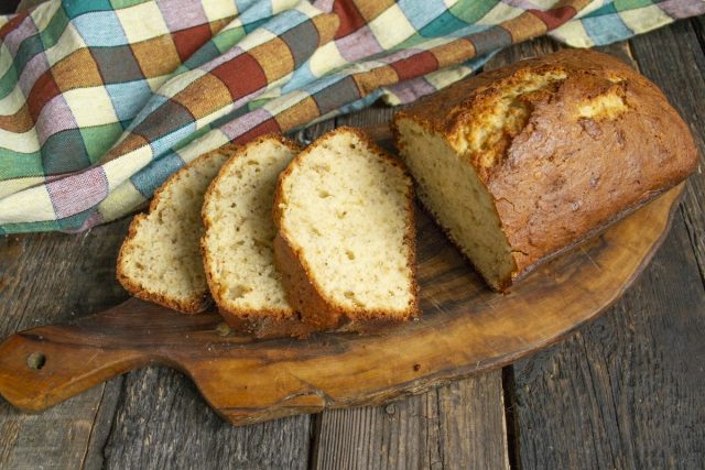 Вкусный банановый хлеб с миндальными лепестками готов