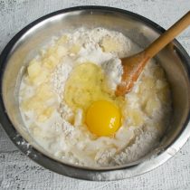 Разбиваем в тесто крупное куриное яйцо