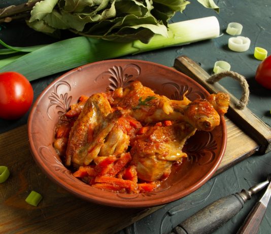 Ароматное чахохбили из курицы с томатной пастой