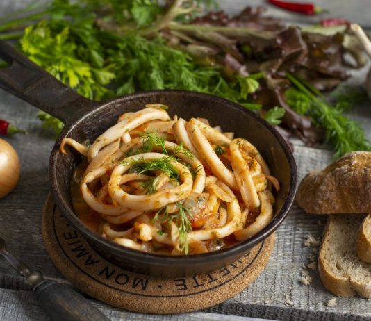Кальмары в томатном соусе — просто и вкусно