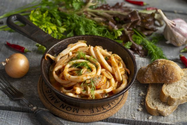Кальмары в томатном соусе — просто и вкусно Кальмары в томатном соусе — просто и вкусно