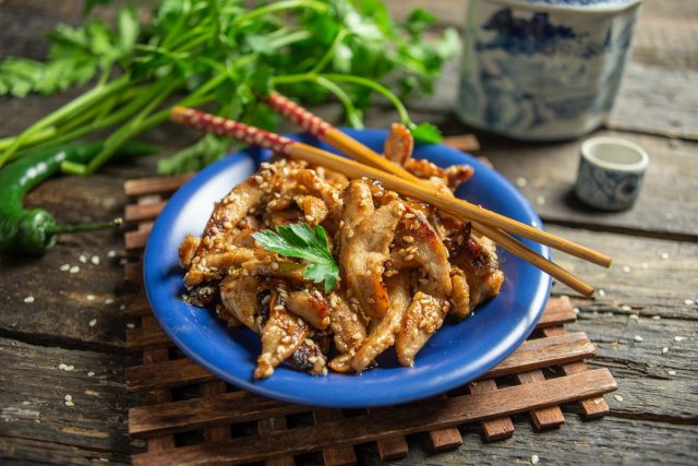 Кисло-сладкая курица терияки с кунжутом