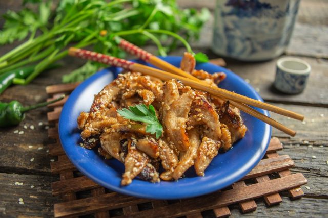 Кисло-сладкая курица терияки с кунжутом Кисло-сладкая курица терияки с кунжутом