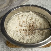 На муку крошим свежие дрожжи, растираем муку с дрожжами руками