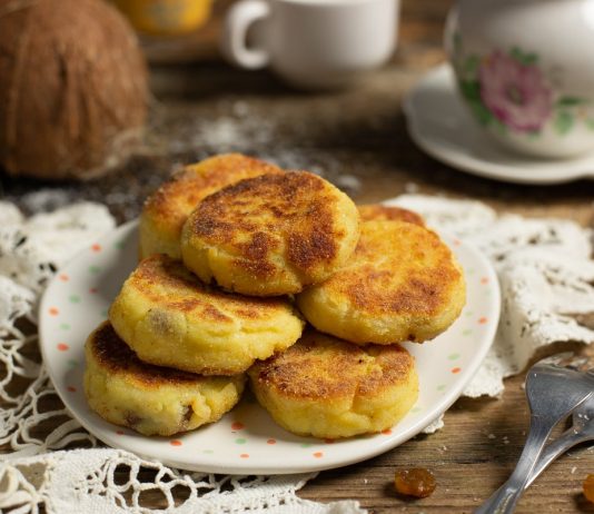 Нежные сырники с изюмом и кокосовой стружкой на сковороде - Рецепты Нежные сырники с изюмом и кокосовой стружкой на сковороде