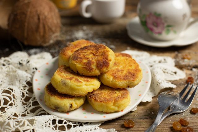Нежные сырники с изюмом и кокосовой стружкой на сковороде