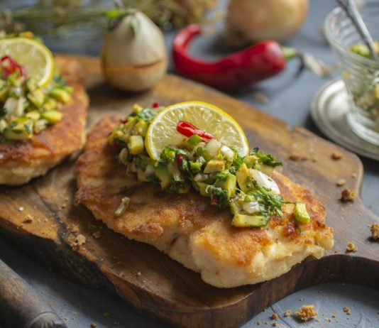 Сочный куриный шницель в панировке с сальсой из авокадо - Основные блюда и гарниры Сочный куриный шницель в панировке с сальсой из авокадо