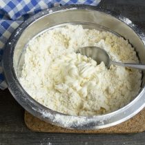 Растираем масло с мукой руками, добавляем майонез