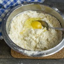 Разбиваем в миску крупное куриное яйцо