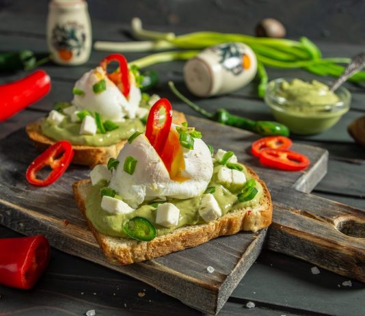 Вкусные бутерброды с авокадо и яйцом пашот - Рецепты Вкусные бутерброды с авокадо и яйцом пашот