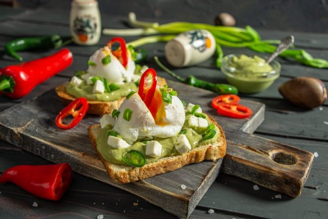 Вкусные бутерброды с авокадо и яйцом пашот