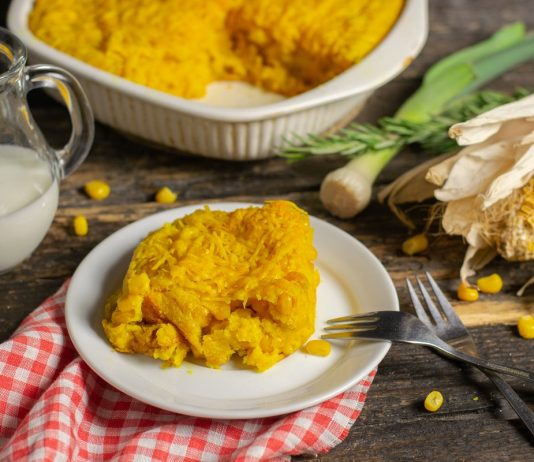 Яркий кукурузный пирог с чеддером