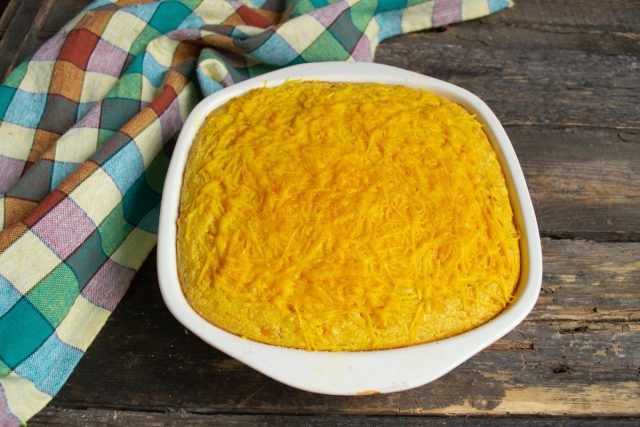 Яркий кукурузный пирог с чеддером готов