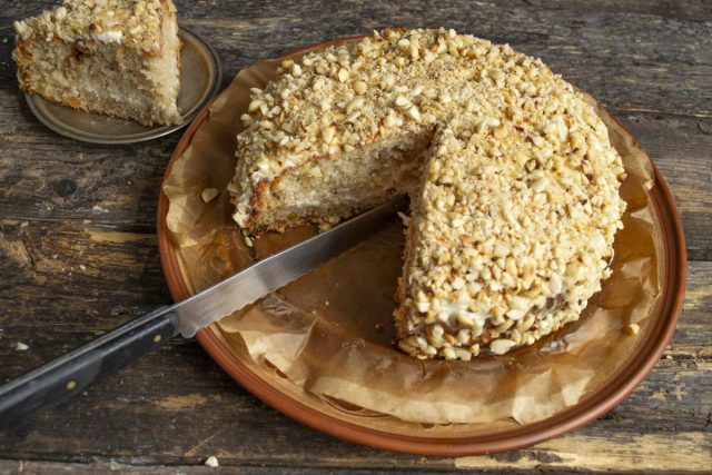 Арахисовый торт с изюмом готов