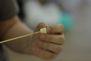 Вставляем шпажки в самое крупное маршмэллоу