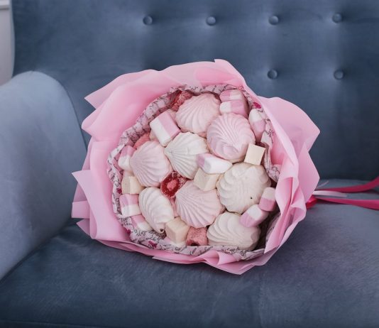 Букет из маршмэллоу и зефира — оригинальный и вкусный подарок