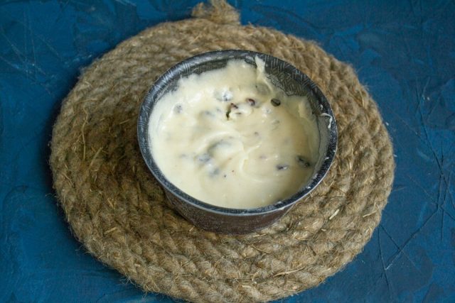 Смазываем форму сливочным маслом, присыпаем мукой, выкладываем тесто