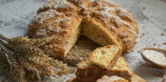 Домашний белый хлеб в духовке с манкой и солёным арахисом
