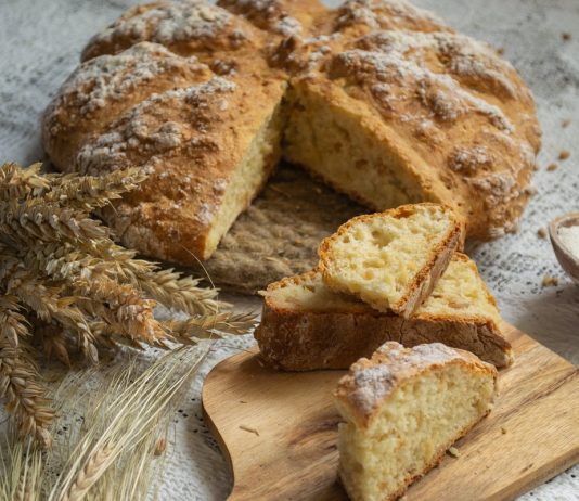 Домашний белый хлеб в духовке с манкой и солёным арахисом