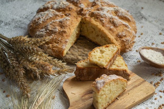 Домашний белый хлеб в духовке с манкой и солёным арахисом